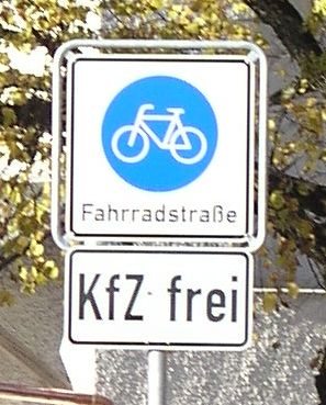 Foto des Verkehrsschildes, welches den Beginn einer Fahrradstraße anzeigt, in der besondere Rechte für Radfahrer gelten