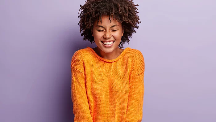 Junge Frau mit lila Hintergrund