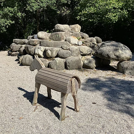 Kletterfelsen und Holzpferd