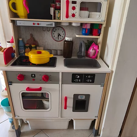 Eine der Spielmöglichkeiten: Große Spielküche für die Kinder.