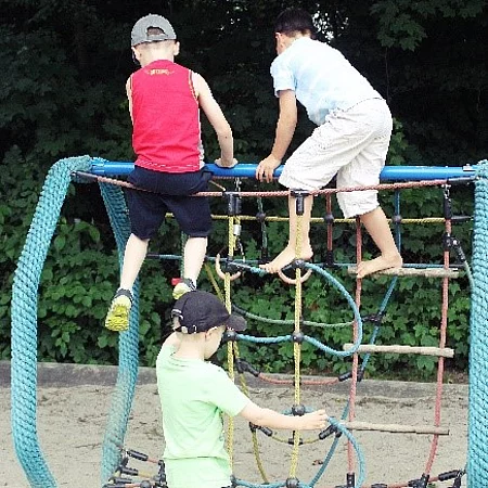 Spielen am Klettergerüst