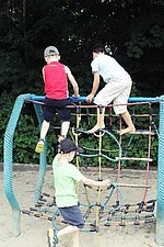 Spielen am Klettergerüst