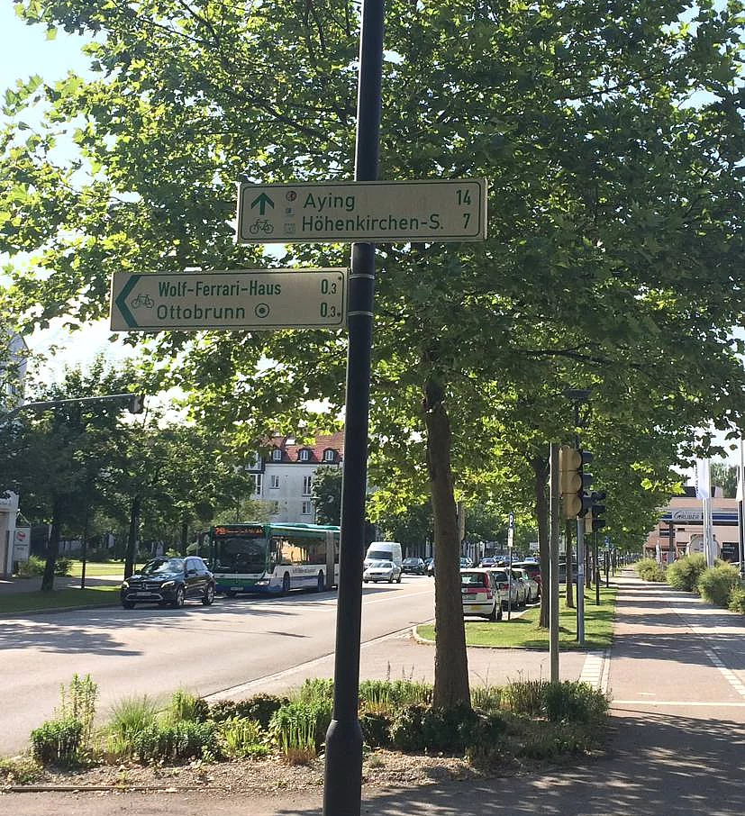 Radwegweiser in der Rosenheimer Landstraße