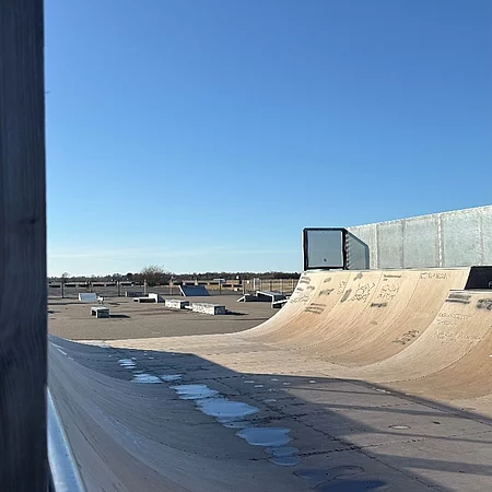 Halfpipe und weitere Geräte im Hintergrund