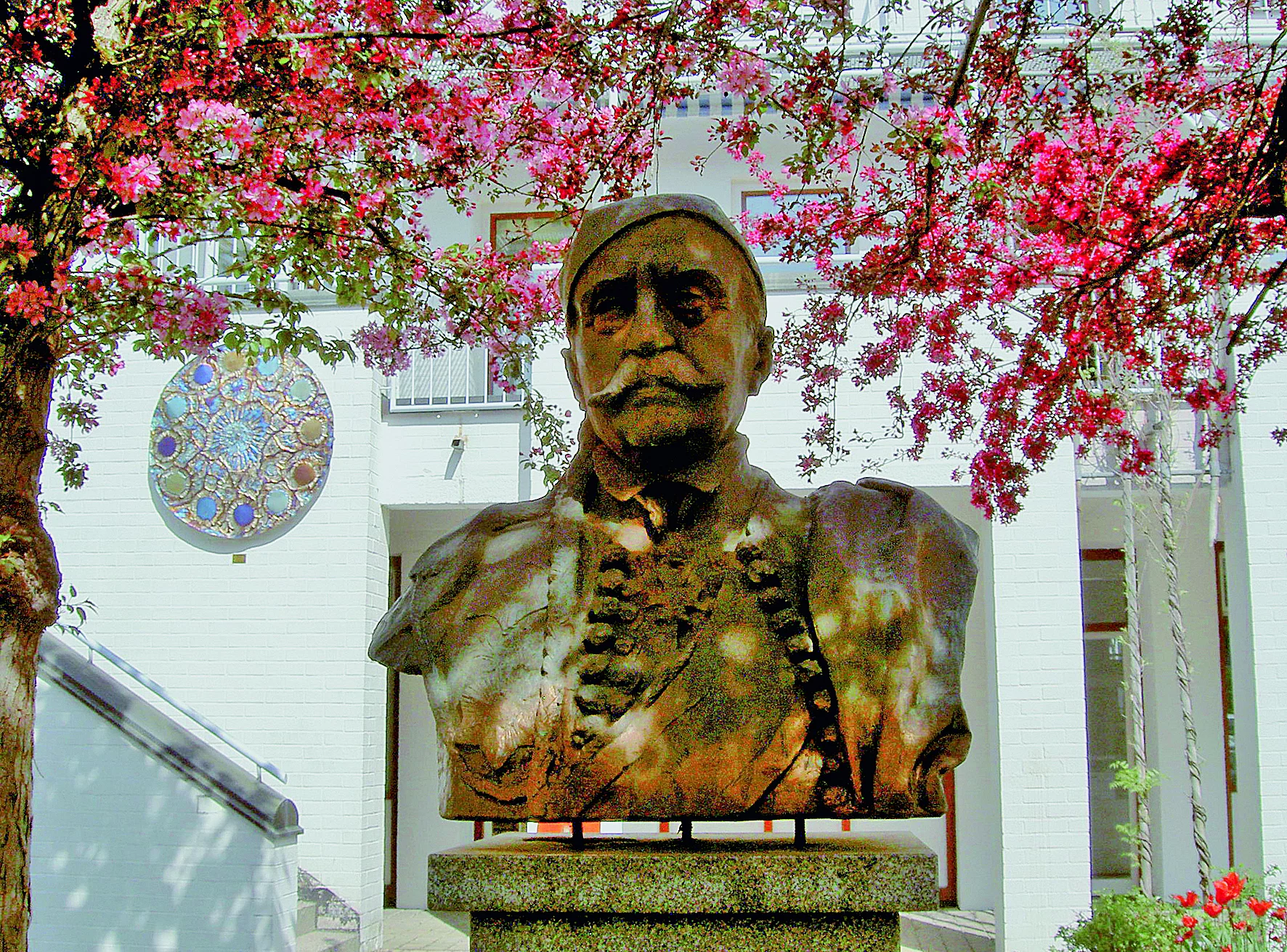 Plapoutas-Denkmal im Frühling