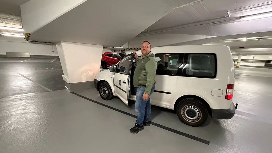 Die Sanierung der Tiefgarage ist nun abgeschlossen. Die Parkplätze in der Tiefgarage können nun wieder genutzt werden.
