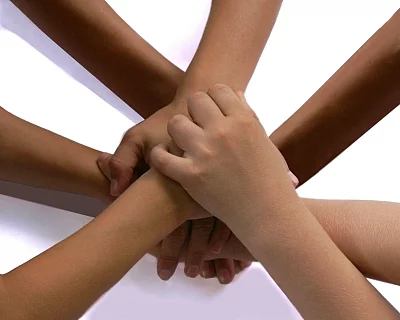 Mehrere Hände liegen aufeinander