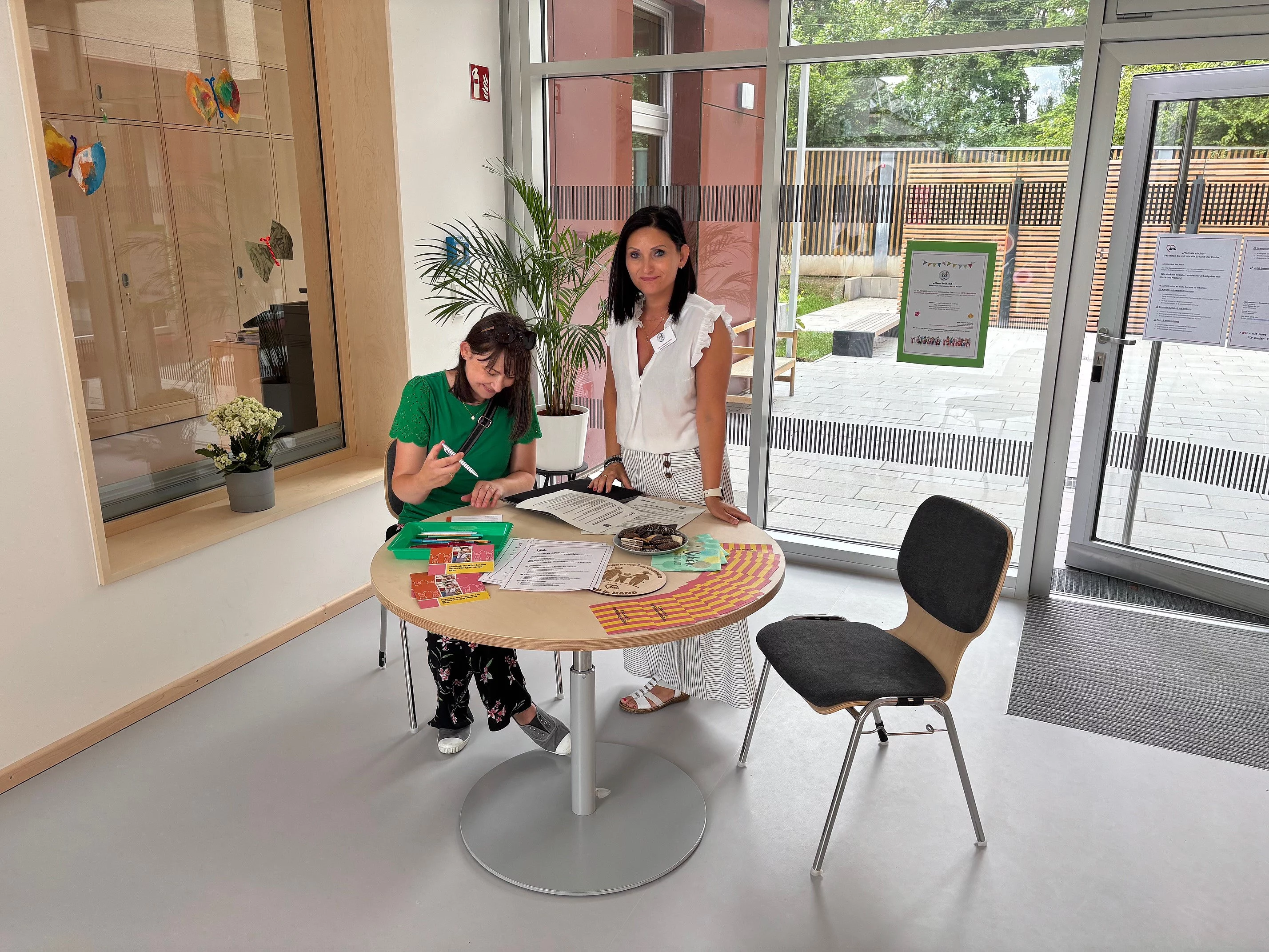 Einrichtungsleitung Dorota Karwowska (r.) mit einer Besucherin. 