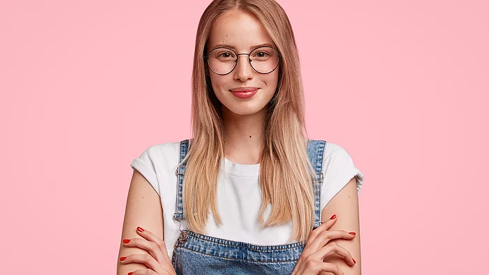 Junge Frau mit rosa Hintergrund