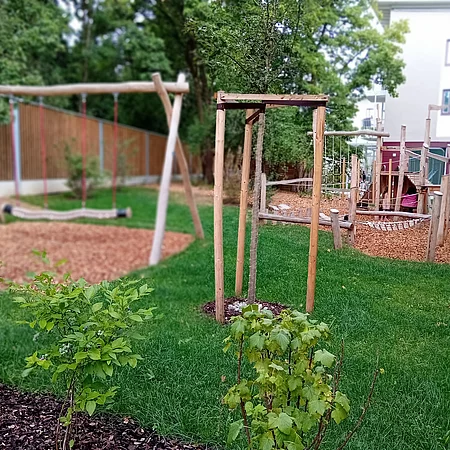 Blick in den Garten der Einrichtung