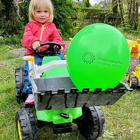 Tagesplegekind mit Ballon