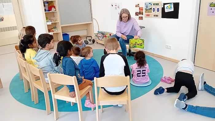 Waltraud Bachmann liest den Kindern vor.