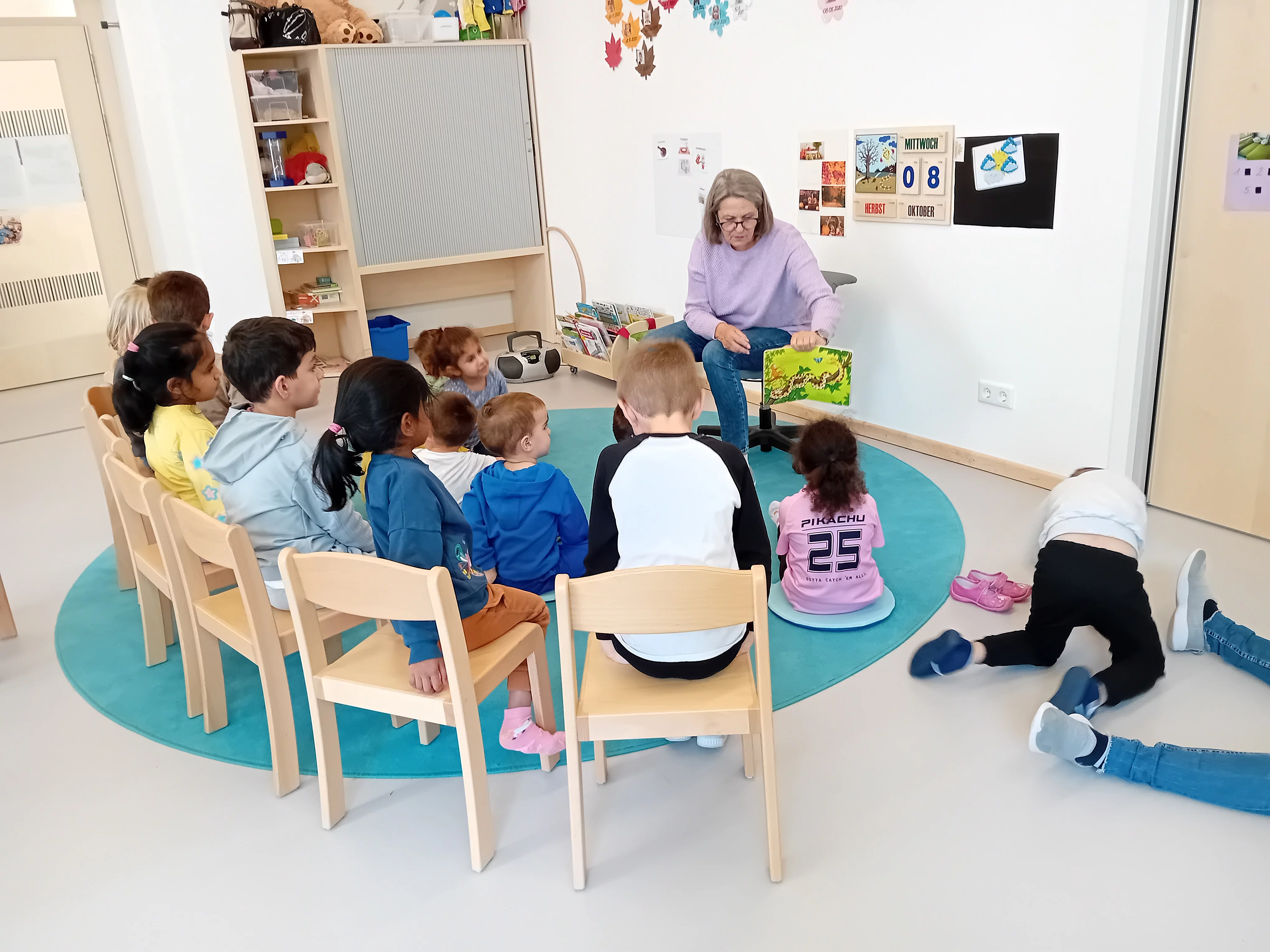 Waltraud Bachmann liest den Kindern vor.