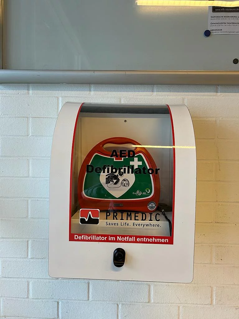 Defibrillator im Wolf-Ferrari-Haus
