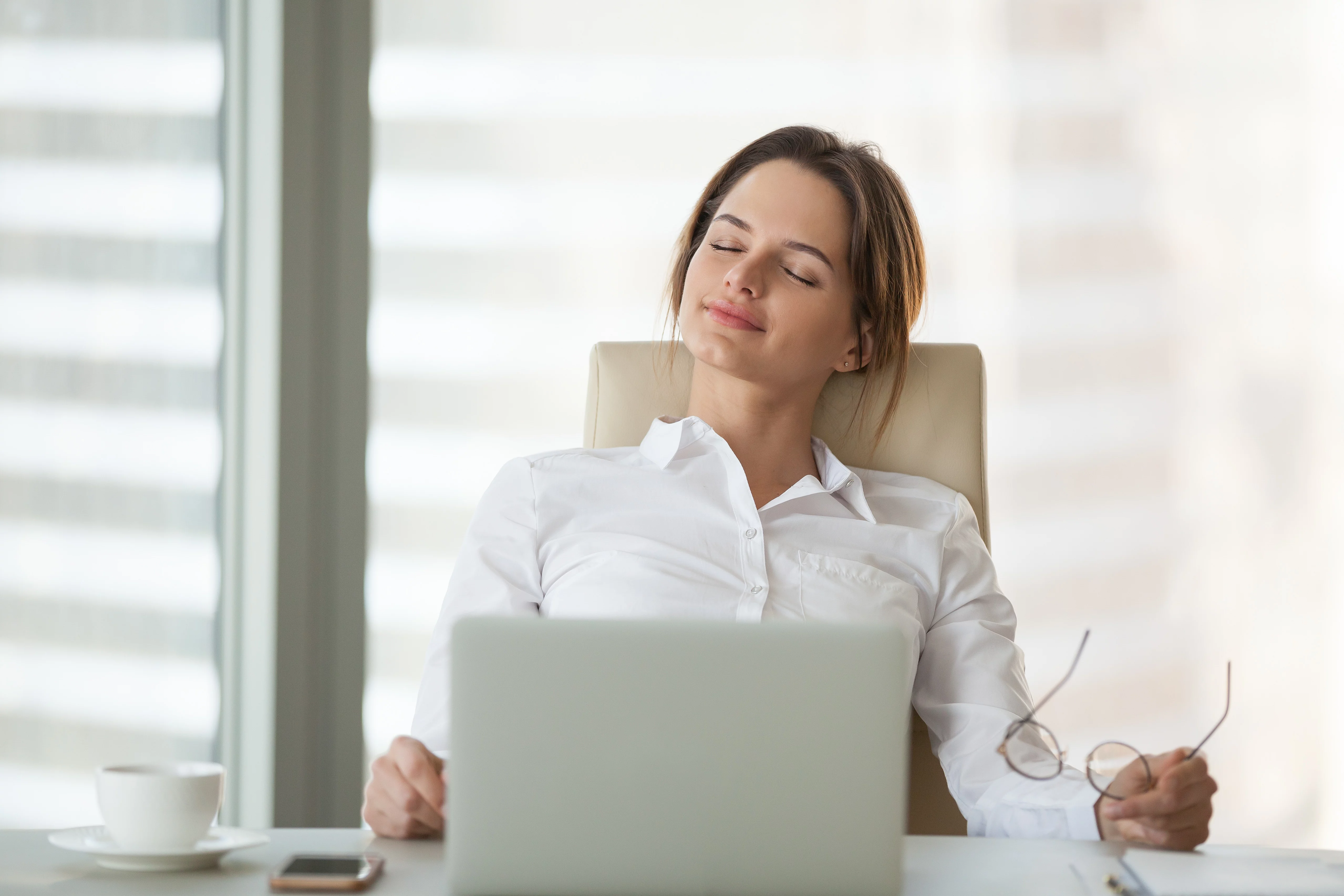 Frau am Schreibtisch