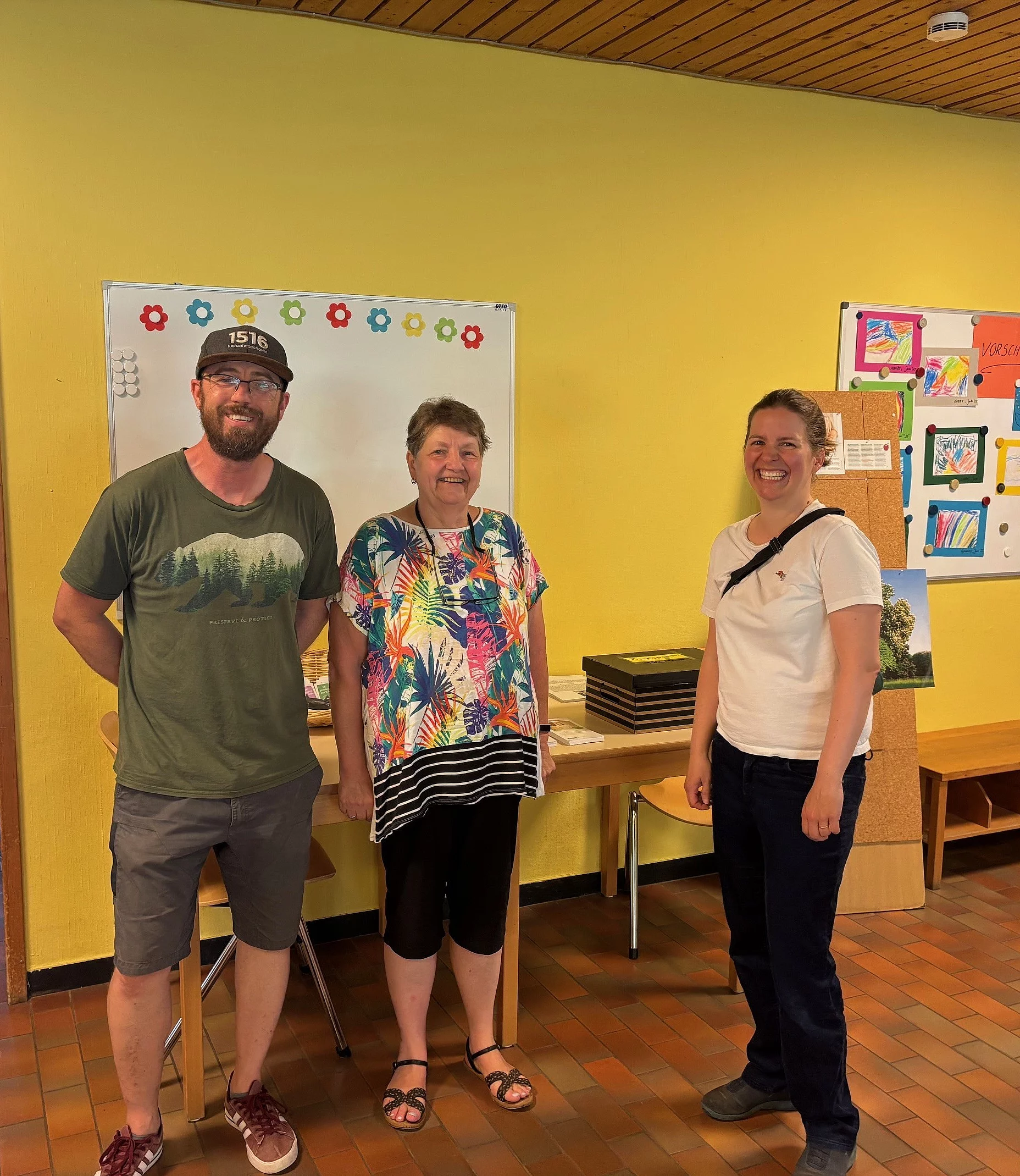 Maximilian Pöppel (Stellvertretung), Silvia Hofmann (Kindergartenleitung) und eine Bewerberin (r.)