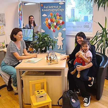 Mama und Kind freuen sich über die erfolgreiche Vermittlung.