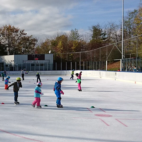 Kleine Eisläufer im Eisstadion