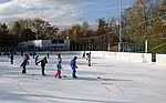 Kleine Eisläufer im Eisstadion