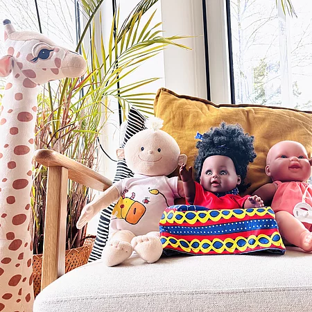 Natürlich gibt es auch Puppen, mit denen die Kinder spielen können.