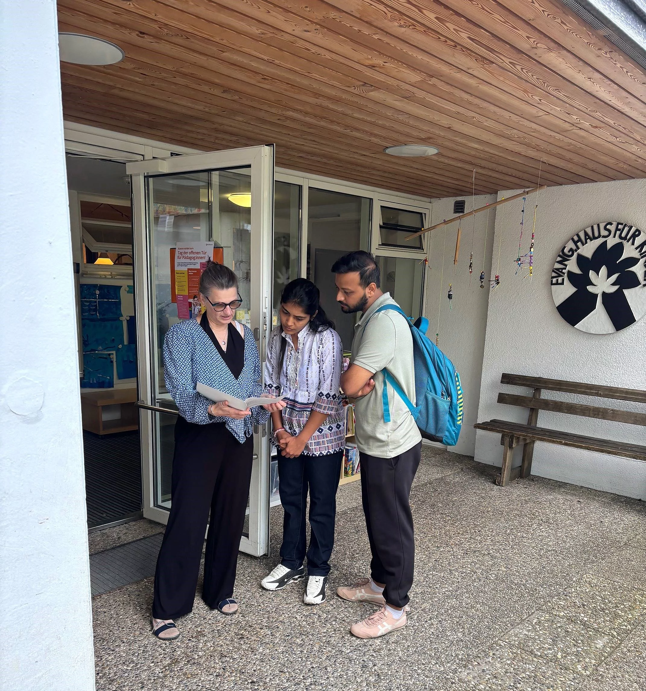 Konzentriert im Gespräch sind Einrichtungsleitung Mona Schwaiger (l.) und Besucher.