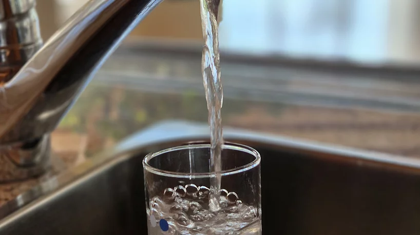 Ein Wasserglas wird befüllt.