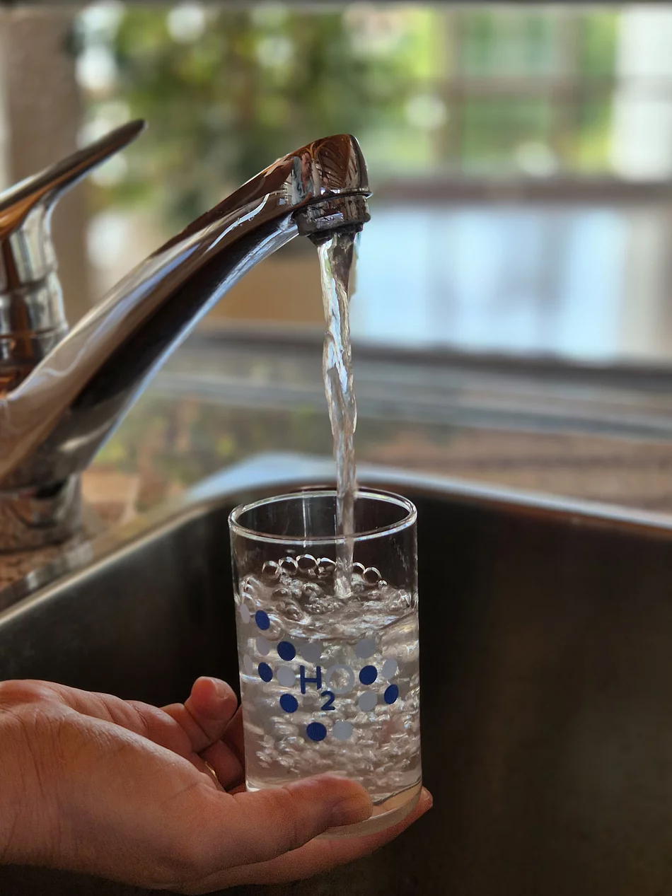 Ein Wasserglas wird befüllt.