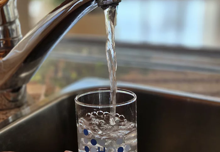 Ein Wasserglas wird befüllt.