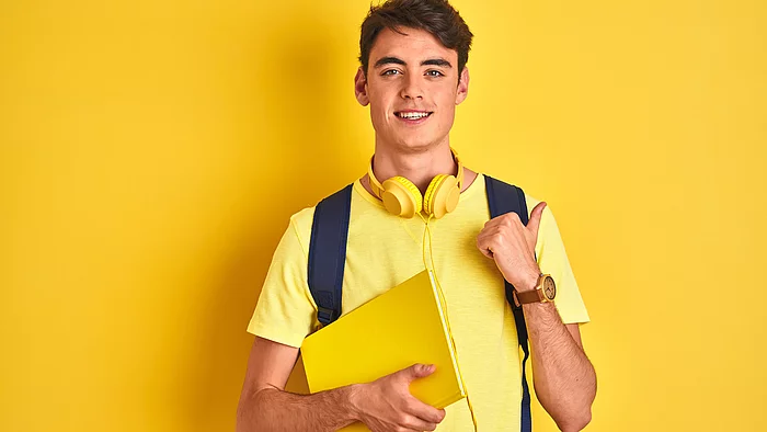 Junger Mann mit gelbem Hintergrund