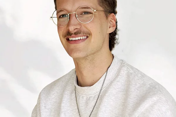 Dustin ist Erzieher in der Einrichtung „Kindergarten & Hort Kinderwelt“.