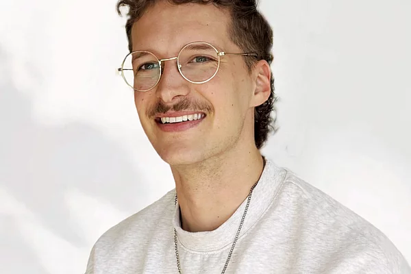 Dustin ist Erzieher in der Einrichtung „Kindergarten & Hort Kinderwelt“.