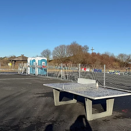 Tischtennisplatte im Fun-Park