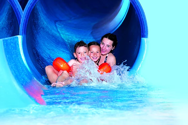 Die blaue Rutsche des Phönix-Bades