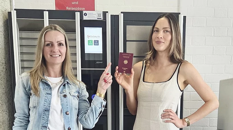 Zwei Rathausmitarbeiterinnen stehen vor der Abholstation