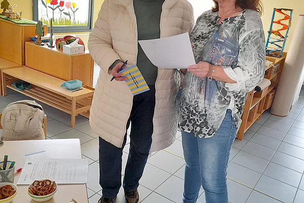 Kinderwelt Ottobrunn: Leiterin Angela Wurmdobler mit einer Bewerberin