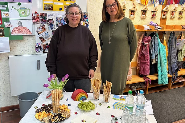 Vom Kindergarten Regenbogen Alexandra Heyde (l.) und Einrichtungsleiterin Susanne Jäger