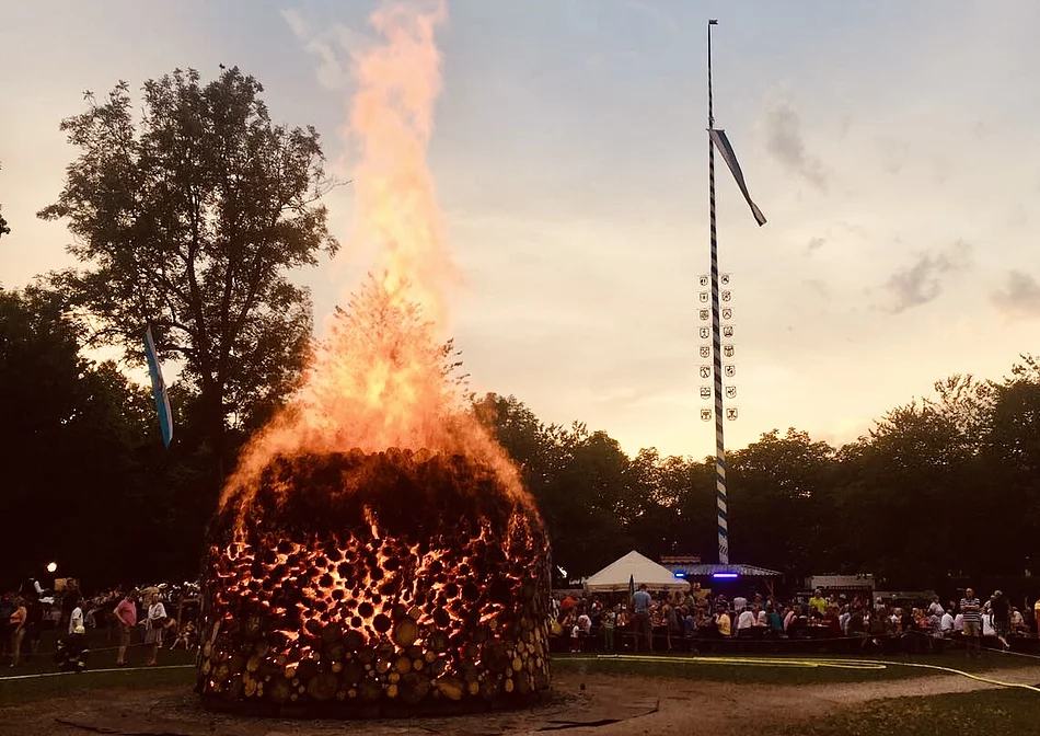 Sommerfeuer auf der Festwiese Sommerfeuer der Burschen auf der Festwiese