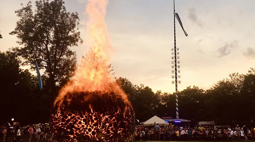 Sommerfeuer der Burschen auf der Festwiese