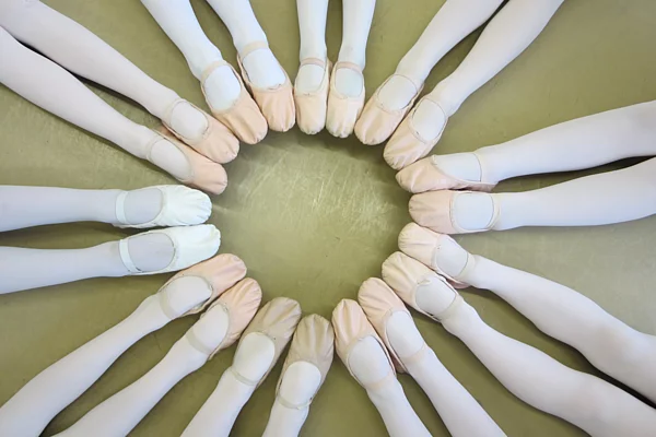 Beine von Tänzerinnen bilden einen Kreis