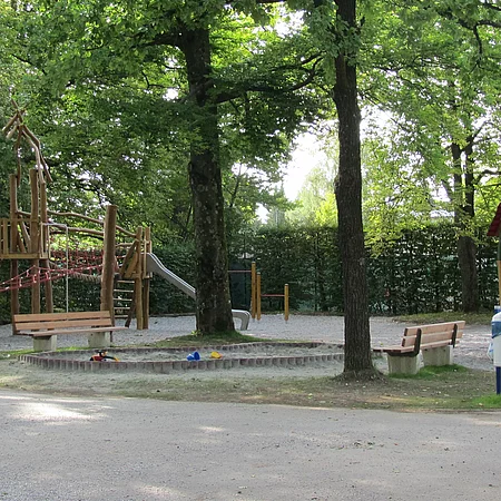 Kletterturm mit Sandkasten