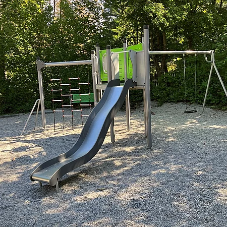 Spielturm mit Rutsche, Schaukel und Klettermöglichkeiten
