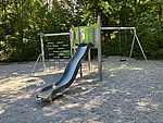 Spielturm mit Rutsche, Schaukel und Klettermöglichkeiten