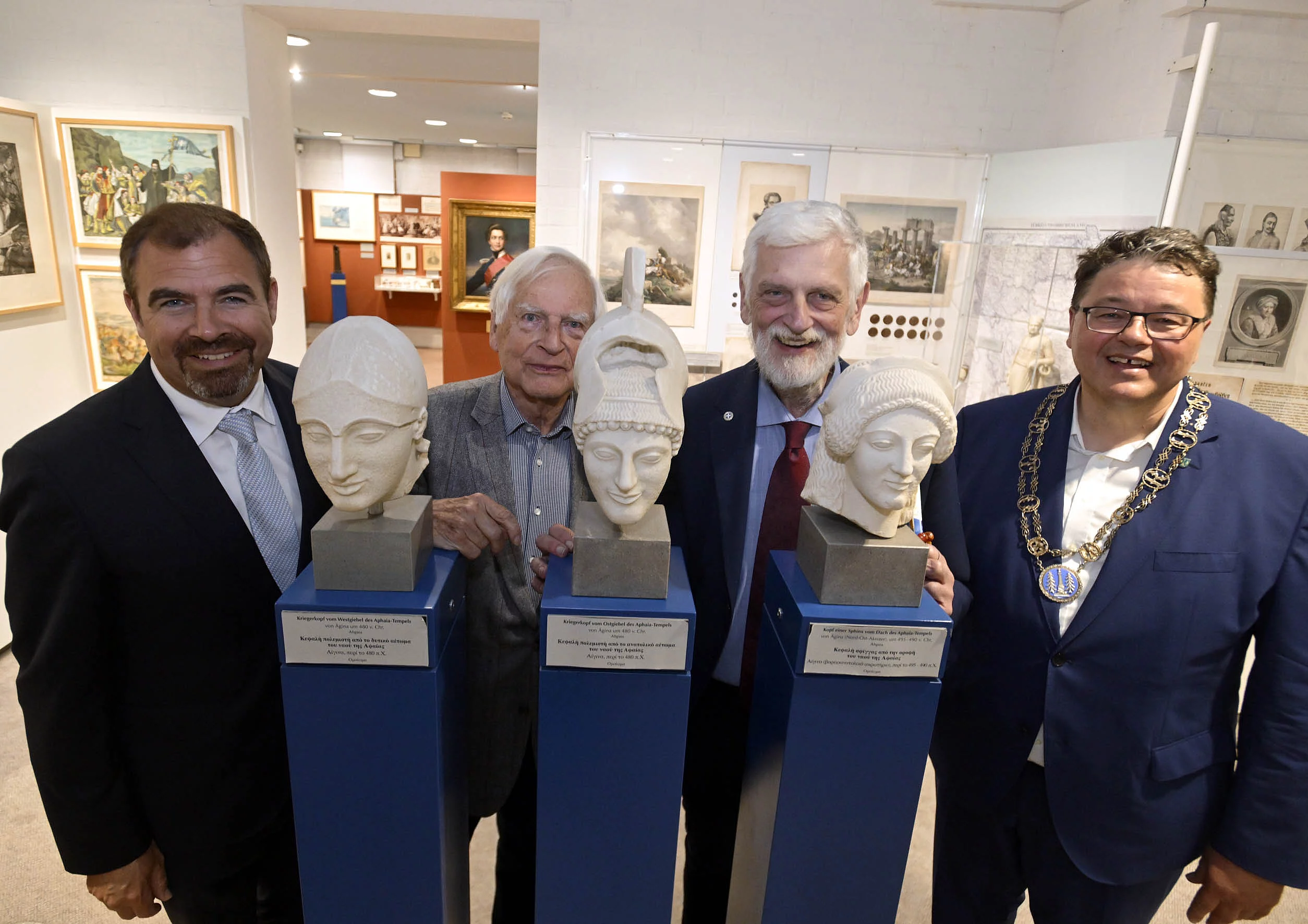 Der griechische Vizeaußenminister Ioannis Michail Loverdos (2.v.r.) beim Besuch im Museum zusammen mit (v.l.) Florian Hahn (Wahlkreisabgeordneter Staatsminister im Auswärtigen Amt), Museumsgründer Prof. Dr. Jan Murken und Bürgermeister Thomas Loderer