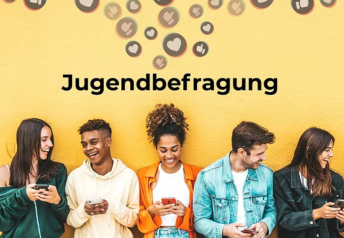 Jugendliche mit mobilen Endgeräten in der Hand, die an einer Befragung teilnehmen. . 