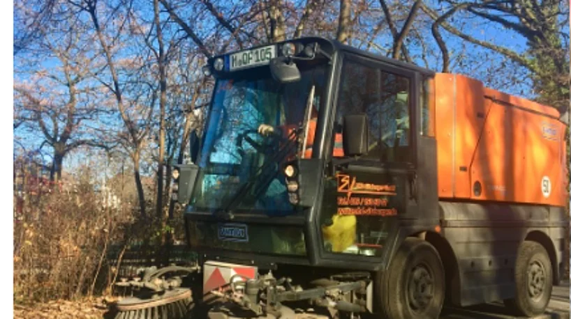 Kleine Kehrmaschine im Einsatz