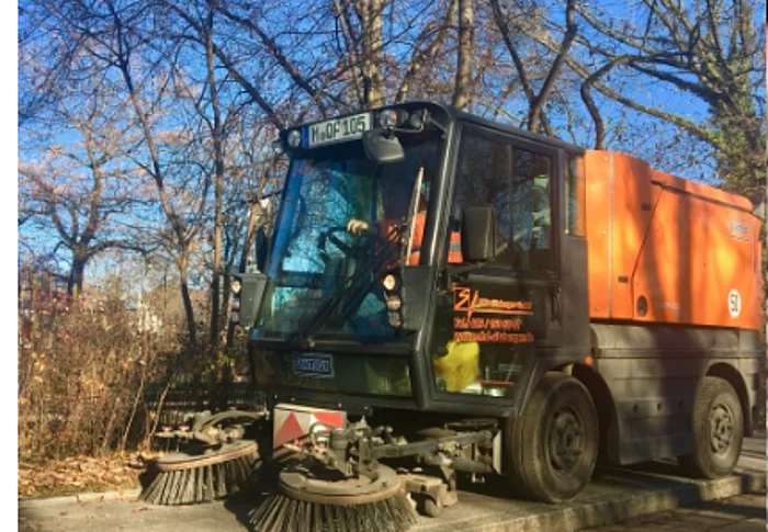 Kleine Kehrmaschine im Einsatz