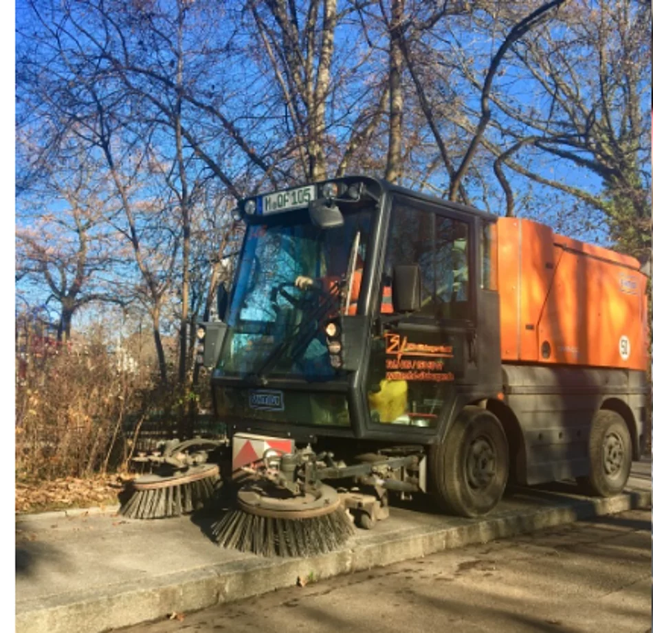 Kleine Kehrmaschine im Einsatz