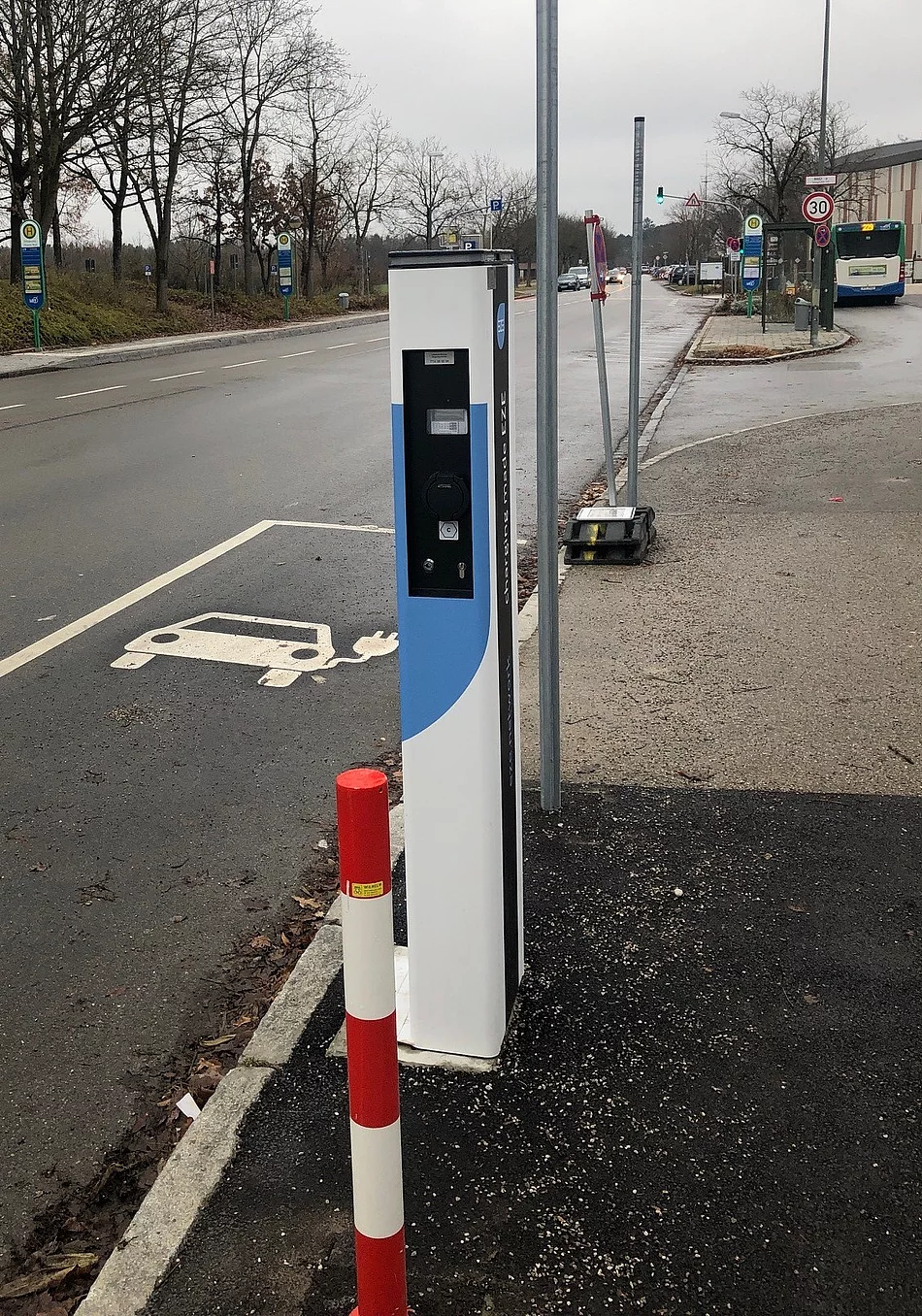 Foto einer Ladesäule am Phönix-Bad