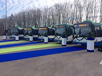 Aufstellung der Busse zur feierlichen Umsetzung der ersten Stufe des Nahverkehrsplans im Landkreis München 