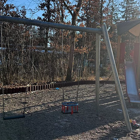 Schaukel und Rutschenturm